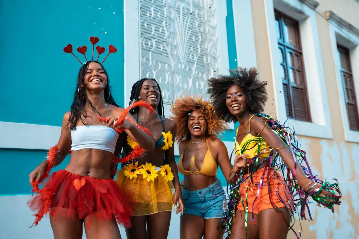 5 ideias de títulos:
1. Carnaval 2026: O Guia Definitivo de Looks Confortáveis e Estilosos
2. Brilhe nos Blocos: Tendências de Cores e Texturas para o Carnaval de Rua 2026
3. DIY Carnaval: Como Customizar Peças Básicas para um Visual Único
4. Acessórios que Fazem a Diferença: Os Itens Essenciais para o Carnaval 2026
5. Beleza de Carnaval: Maquiagem com Glitter e Pedrarias para Arrasar