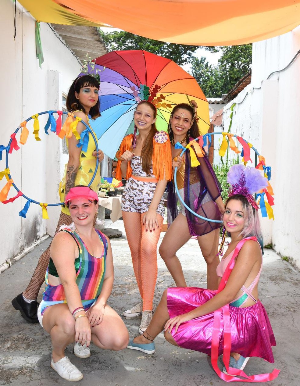 5 ideias de títulos:
1. Carnaval 2026: O Guia Definitivo de Looks Confortáveis e Estilosos
2. Brilhe nos Blocos: Tendências de Cores e Texturas para o Carnaval de Rua 2026
3. DIY Carnaval: Como Customizar Peças Básicas para um Visual Único
4. Acessórios que Fazem a Diferença: Os Itens Essenciais para o Carnaval 2026
5. Beleza de Carnaval: Maquiagem com Glitter e Pedrarias para Arrasar