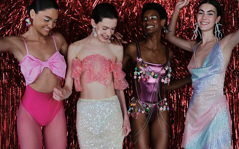 5 ideias de títulos:
1. Carnaval 2026: O Guia Definitivo de Looks Confortáveis e Estilosos
2. Brilhe nos Blocos: Tendências de Cores e Texturas para o Carnaval de Rua 2026
3. DIY Carnaval: Como Customizar Peças Básicas para um Visual Único
4. Acessórios que Fazem a Diferença: Os Itens Essenciais para o Carnaval 2026
5. Beleza de Carnaval: Maquiagem com Glitter e Pedrarias para Arrasar