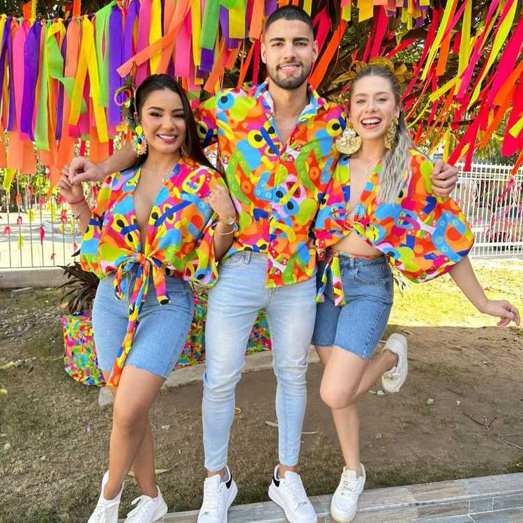 5 ideias de títulos:
1. Carnaval 2026: O Guia Definitivo de Looks Confortáveis e Estilosos
2. Brilhe nos Blocos: Tendências de Cores e Texturas para o Carnaval de Rua 2026
3. DIY Carnaval: Como Customizar Peças Básicas para um Visual Único
4. Acessórios que Fazem a Diferença: Os Itens Essenciais para o Carnaval 2026
5. Beleza de Carnaval: Maquiagem com Glitter e Pedrarias para Arrasar