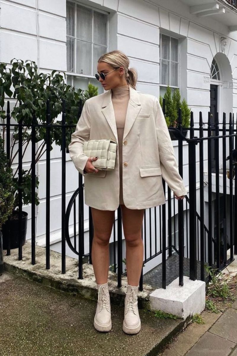 look monocromático bota bege