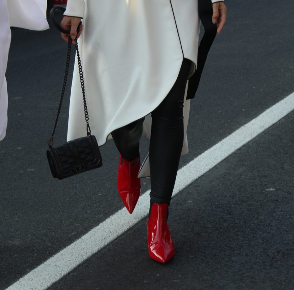 5 ideias de títulos:
1. Bota Vermelha: O Guia Definitivo para Looks Incríveis
2. Desmistificando a Bota Vermelha: Dicas de Styling para Todos os Estilos
3. Do Casual ao Elegante: Como Combinar sua Bota Vermelha Perfeitamente
4. Tendências de Bota Vermelha: Western