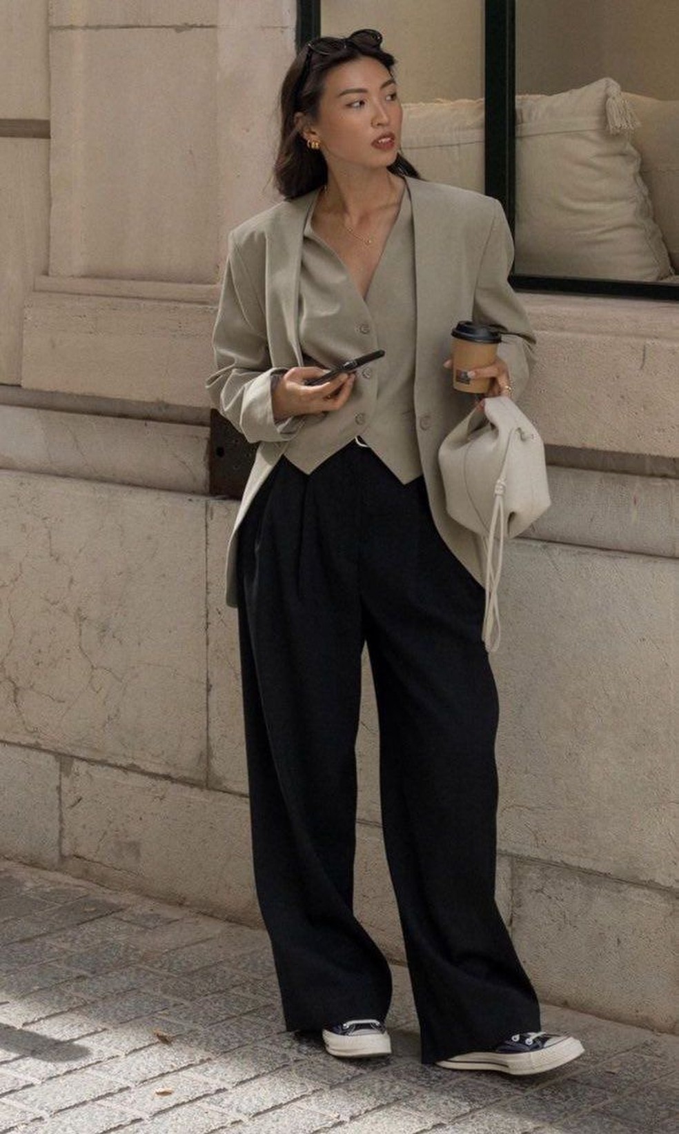 look com calça wide leg e cropped