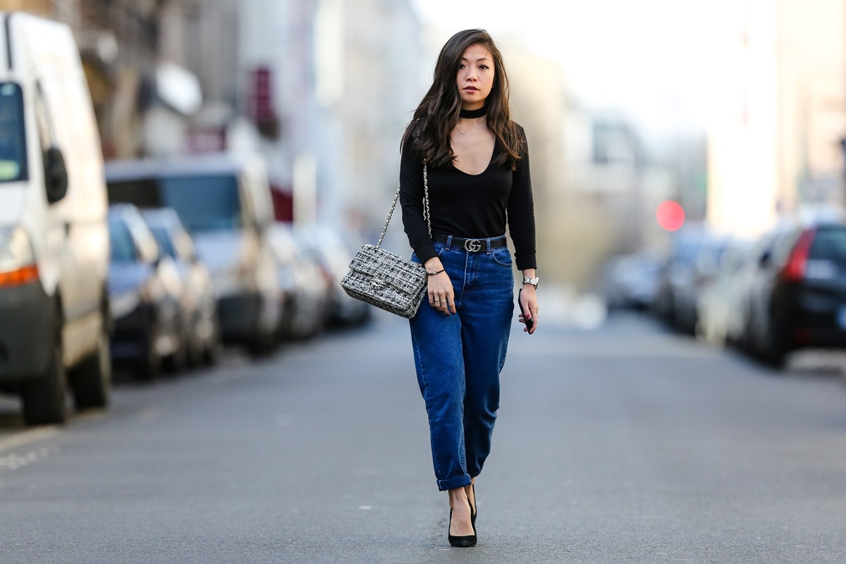 calça mom com blusa de seda
