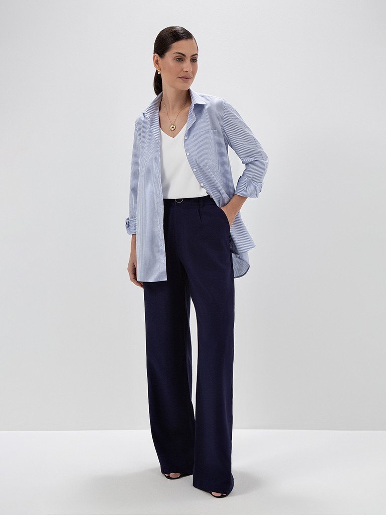 camisa listrada azul e branca look