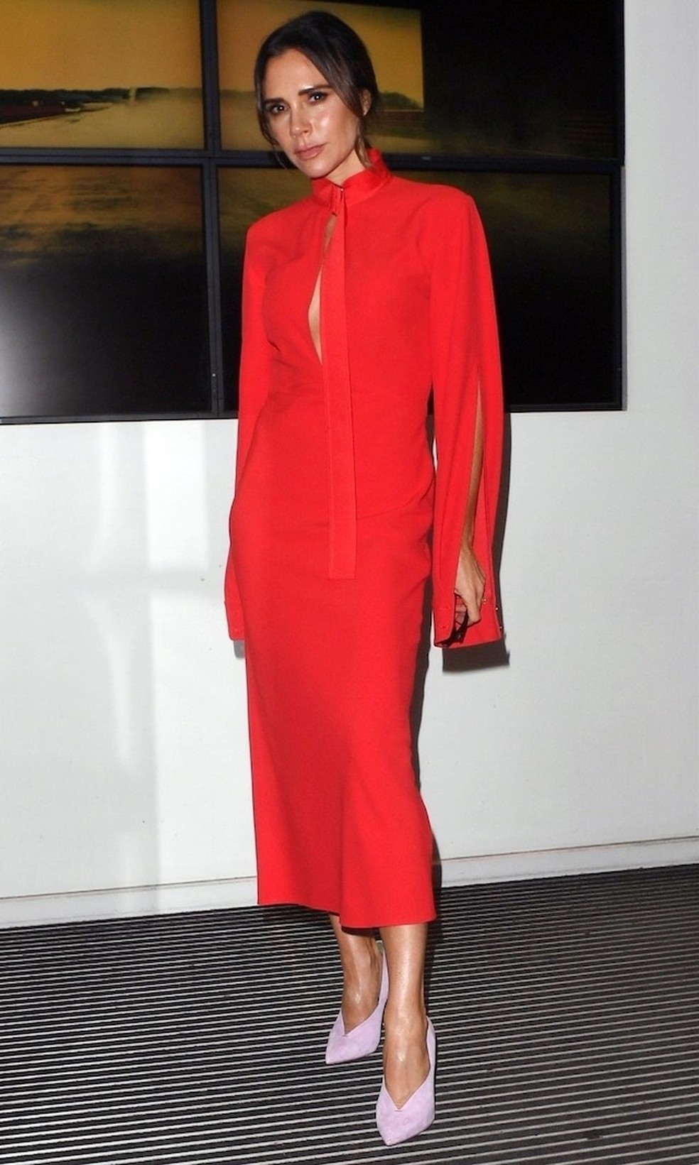 look total black com sapato vermelho