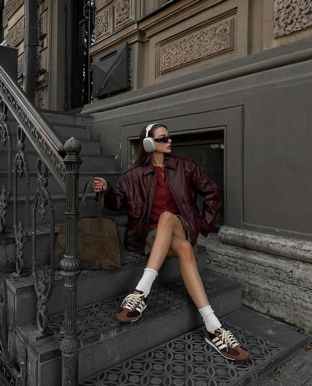 tênis marrom feminino com vestido