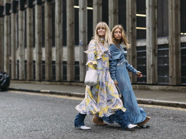 vestido jeans longo com tênis branco como combinar
