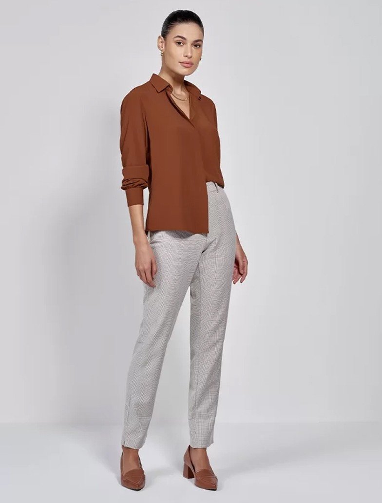 como usar tênis marrom com calça branca