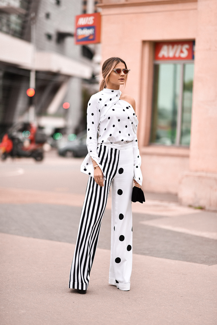 Tendências de Estampas 2026: Florais Maximalistas e Poá Retrô