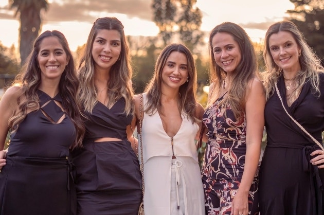 5 ideias de títulos:
1. Casamento de Dia: Guia Completo de Looks para Convidadas
2. Do Casual ao Elegante: Opções de Trajes para Casamentos Diurnos
3. Tecidos e Cores Ideais para Brilhar em Casamentos Durante o Dia
4. Dicas de Acessórios e Calçados para Casamentos Diurnos
5. Looks Masculinos para Casamento de Dia: Estilo e Conforto