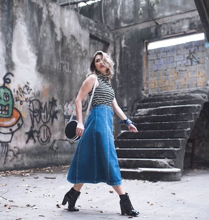 saia jeans longa com bota