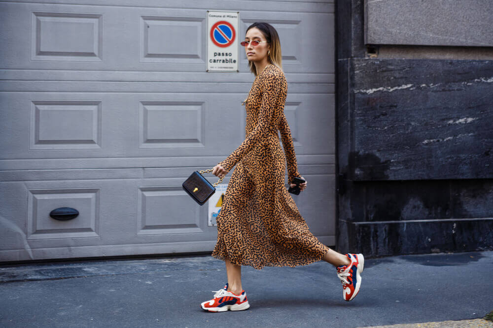 look tenis e vestido