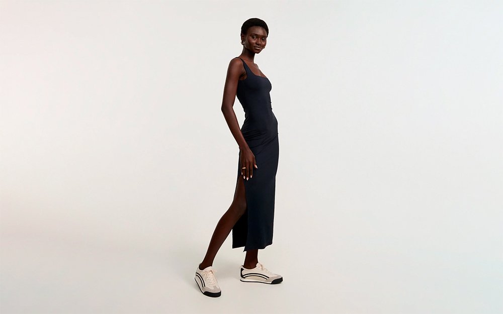 look tenis e vestido