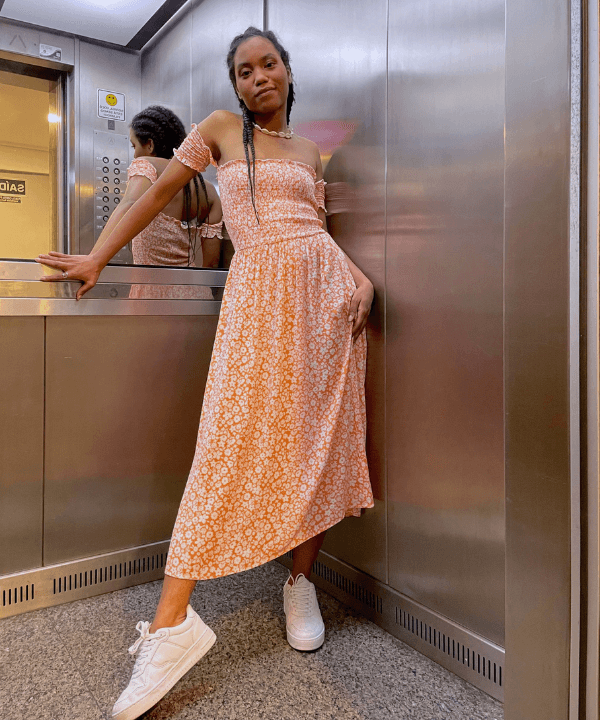look tenis e vestido