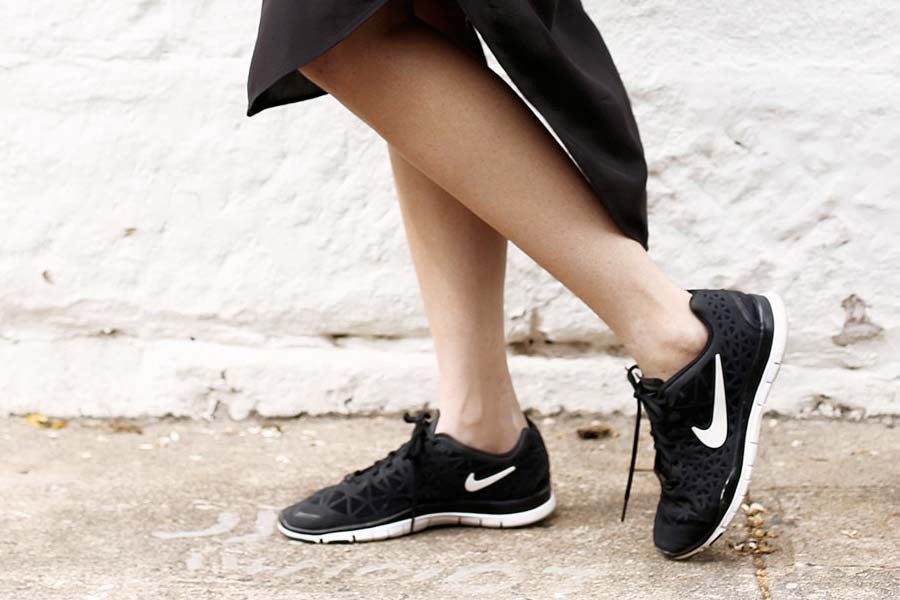 tênis preto feminino vs tênis branco feminino