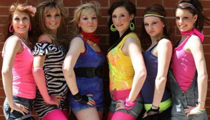 10 Looks Anos 80 Femininos para Arrasar na Festa Temática