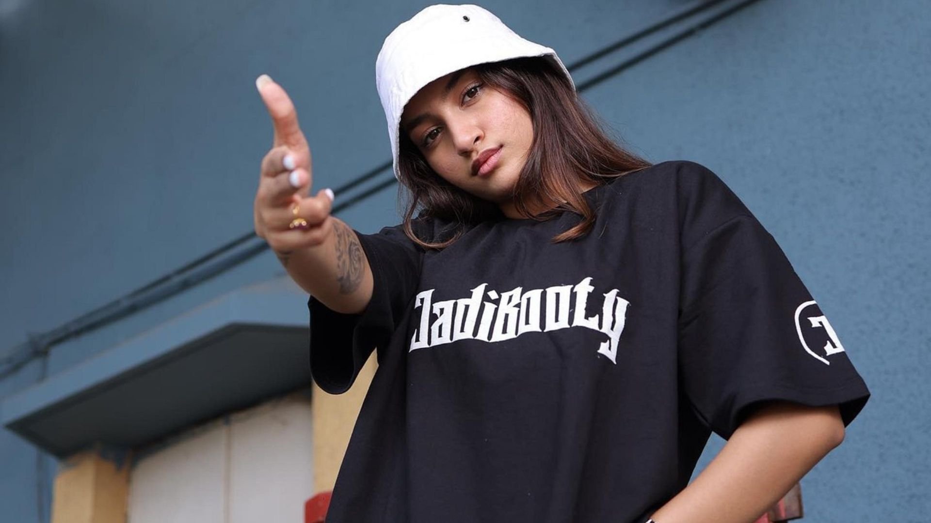 como não errar ao usar camiseta oversized feminina