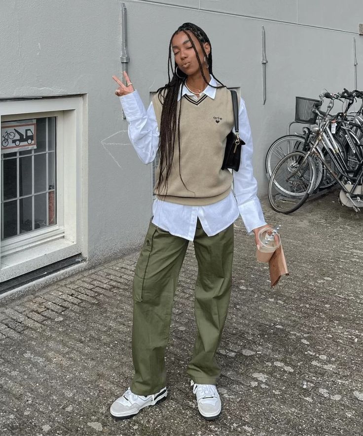 looks com calça cargo bege feminina
