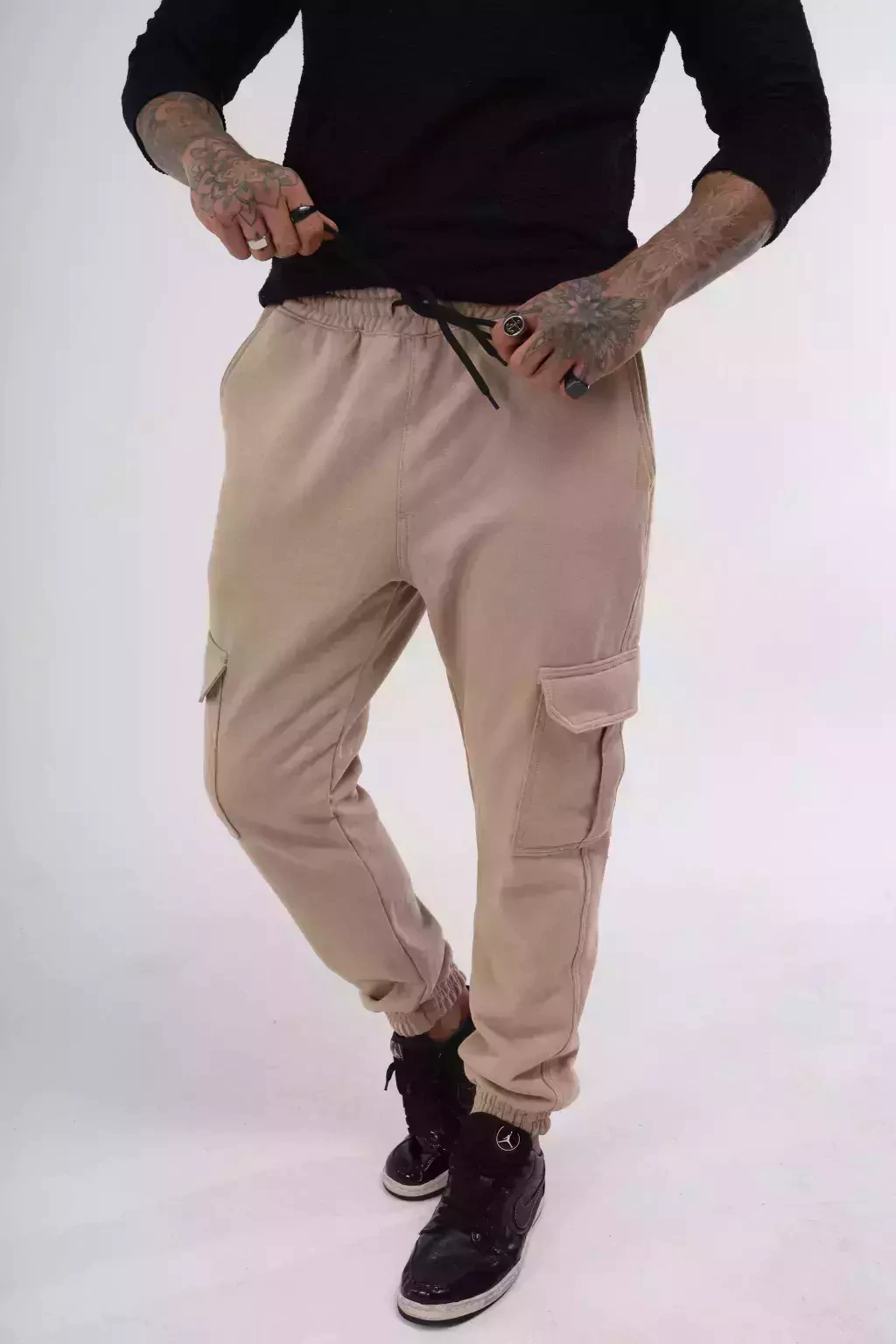 calça cargo bege e preta