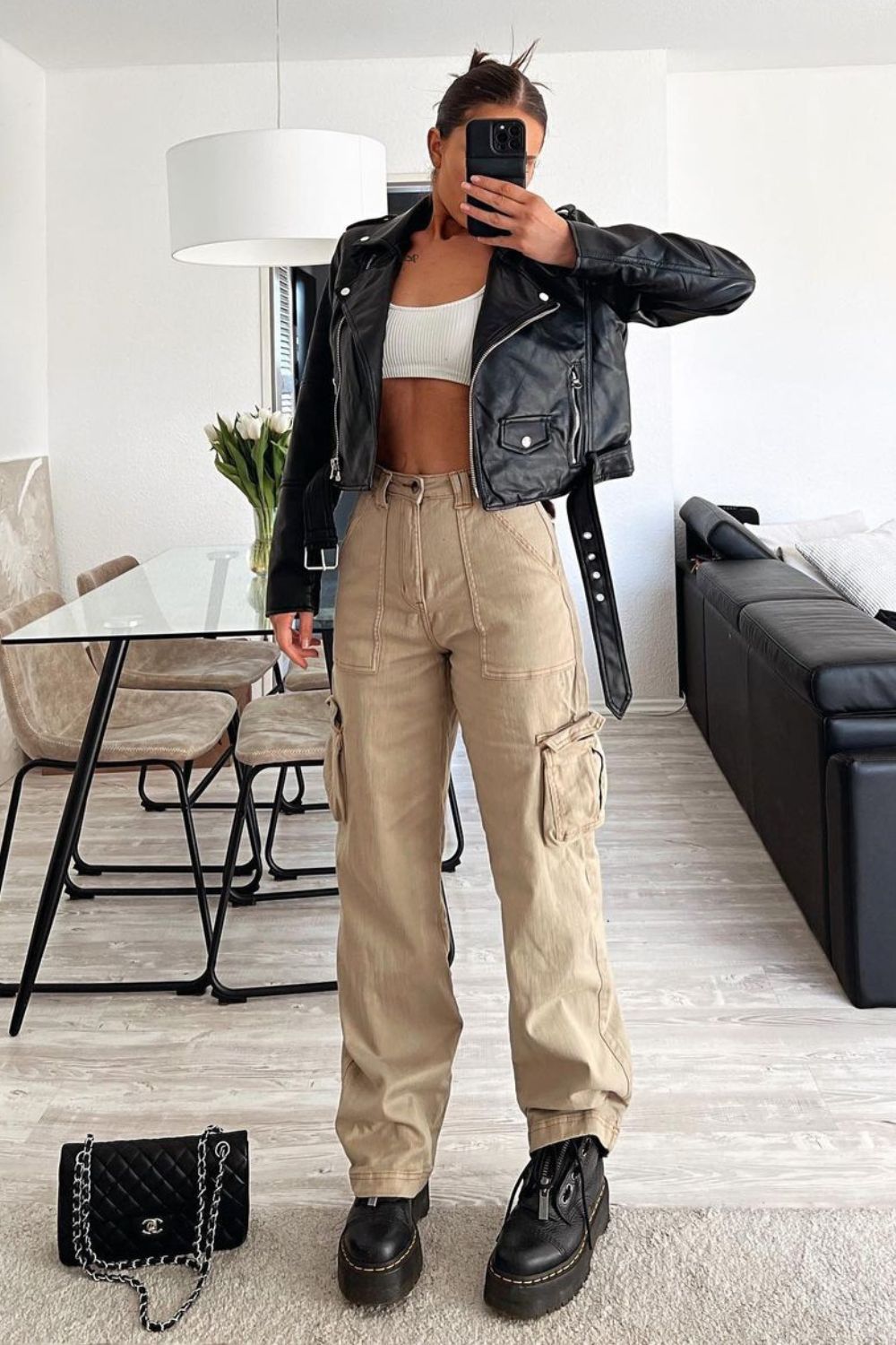 calça cargo bege com blazer