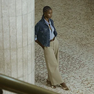 calça cargo bege e branca