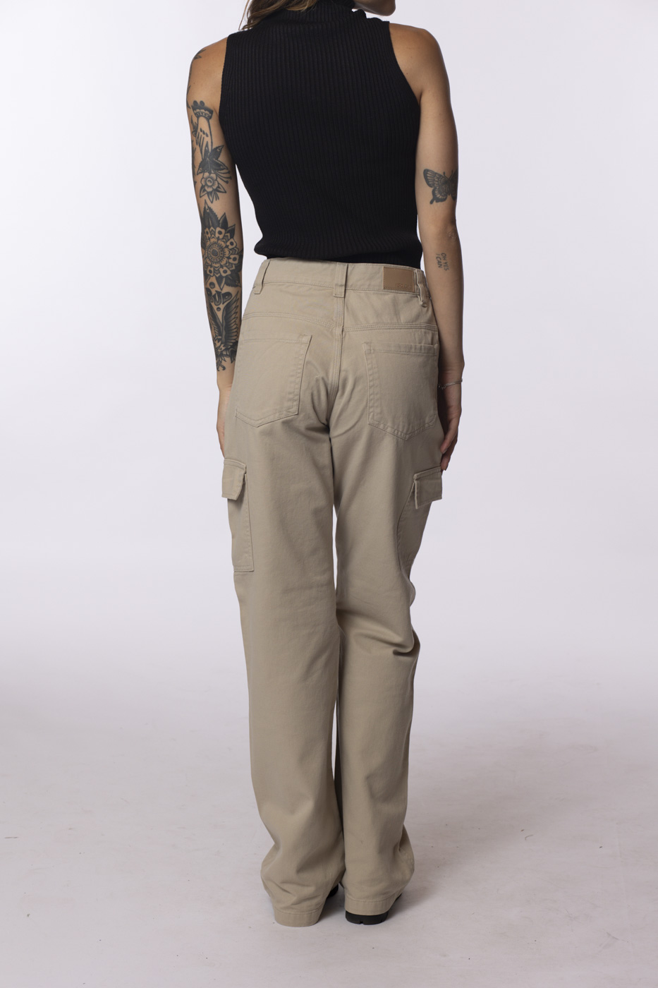 calça cargo bege com tênis