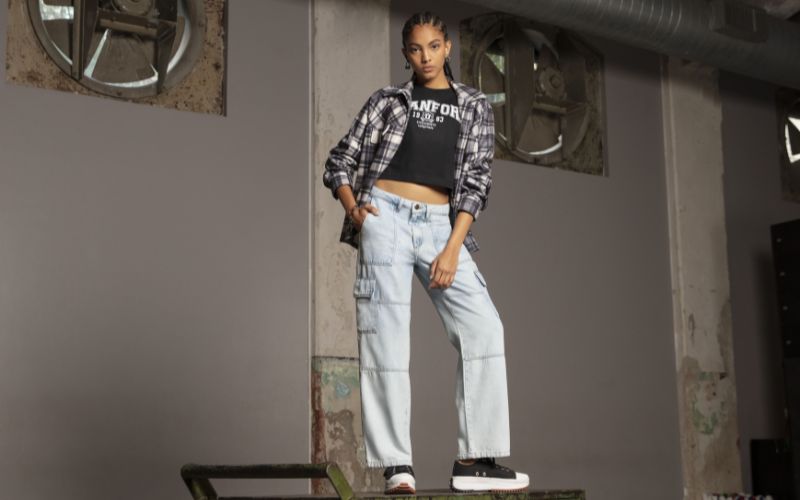 looks com calca jeans larga