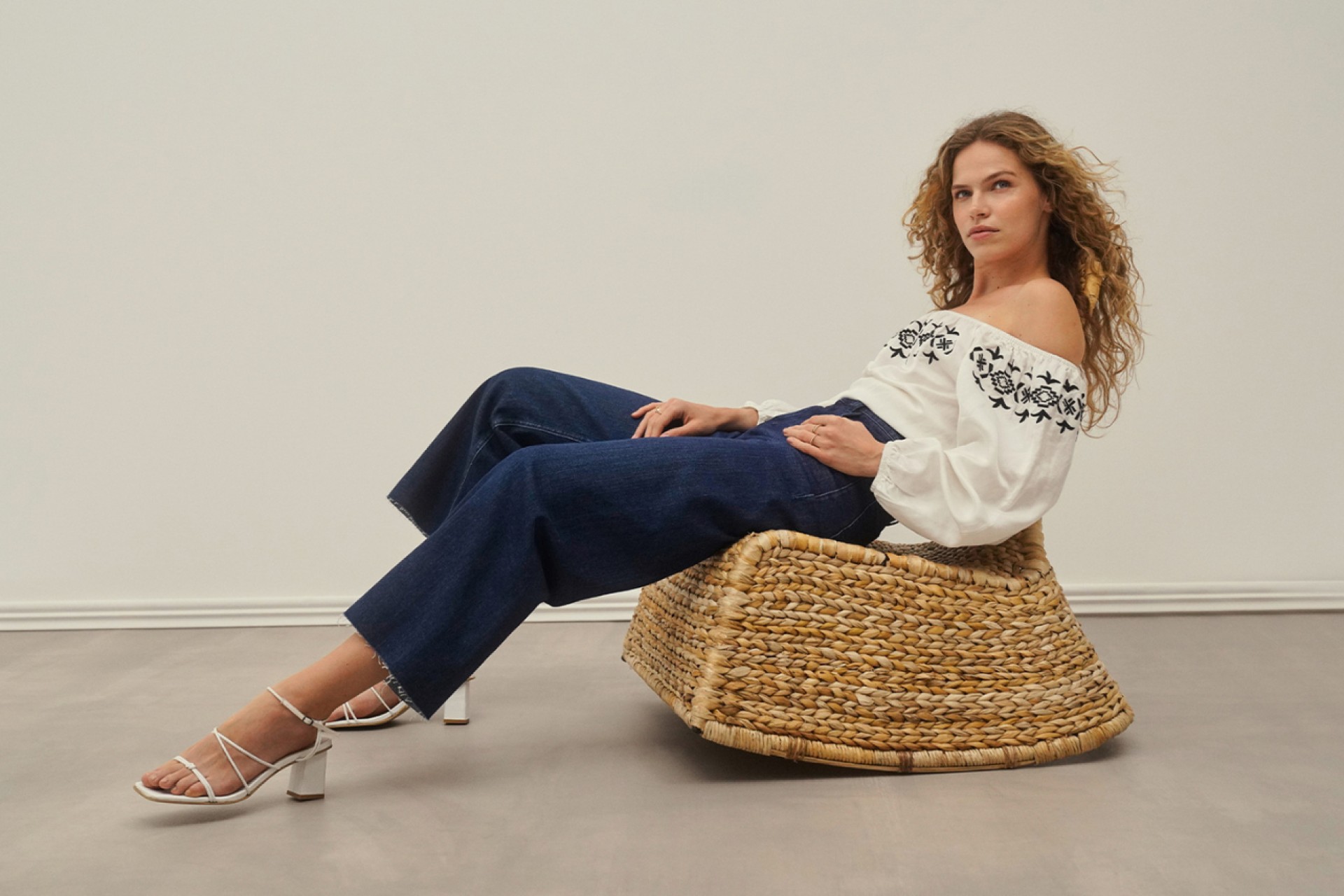 looks com calca jeans larga