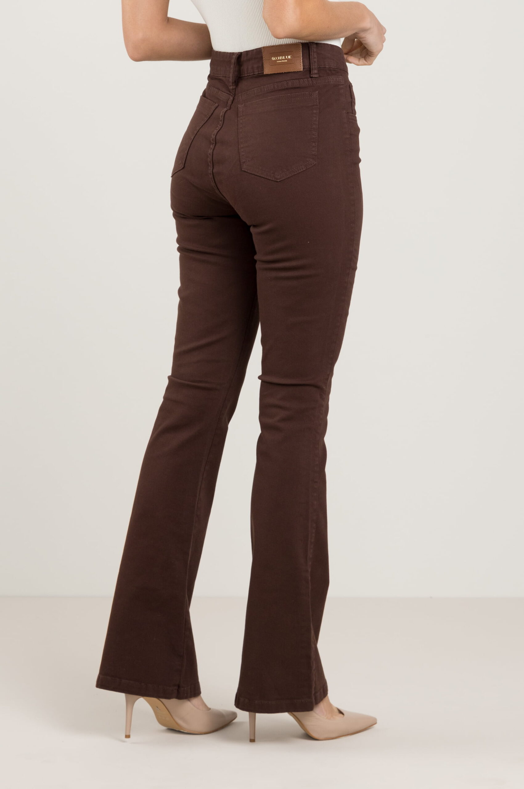 calça marrom flare