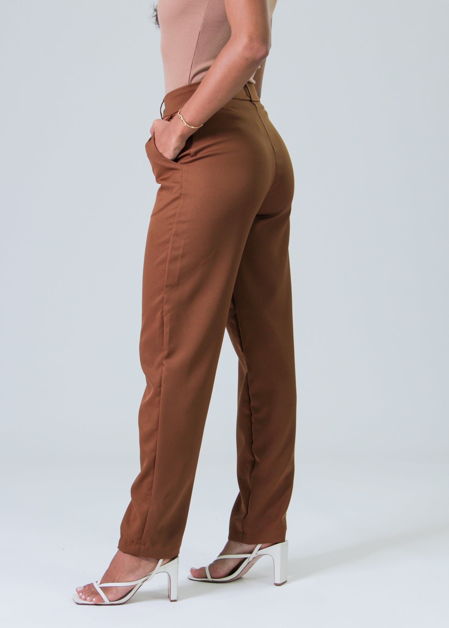 calça marrom mom