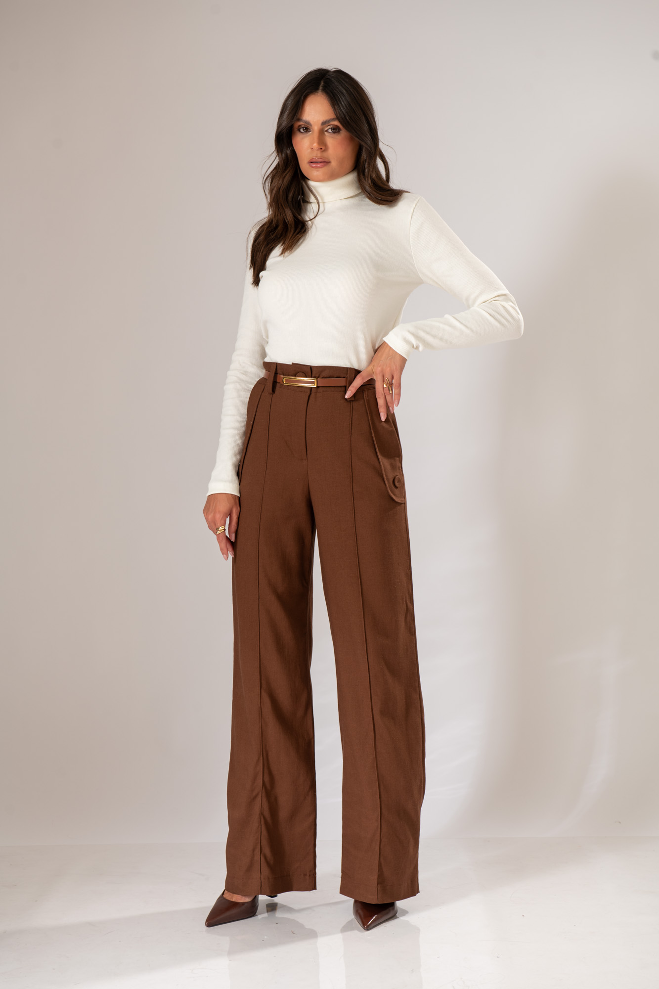 calça marrom casual