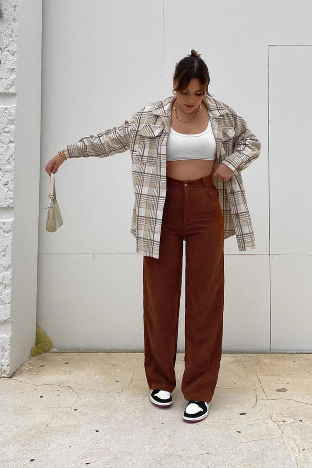 calça marrom para sair