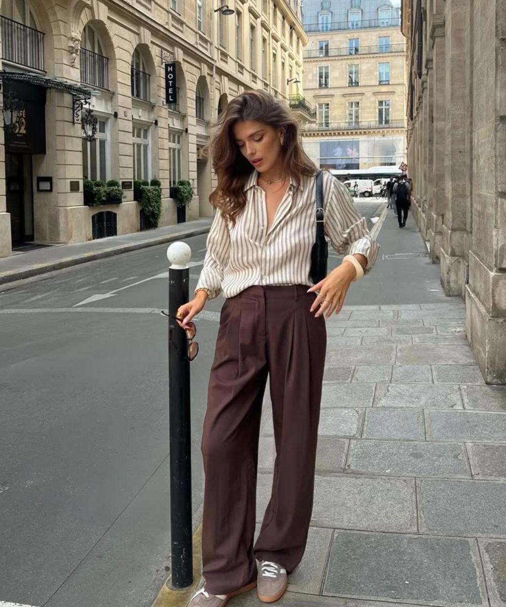 looks com calça marrom e salto alto