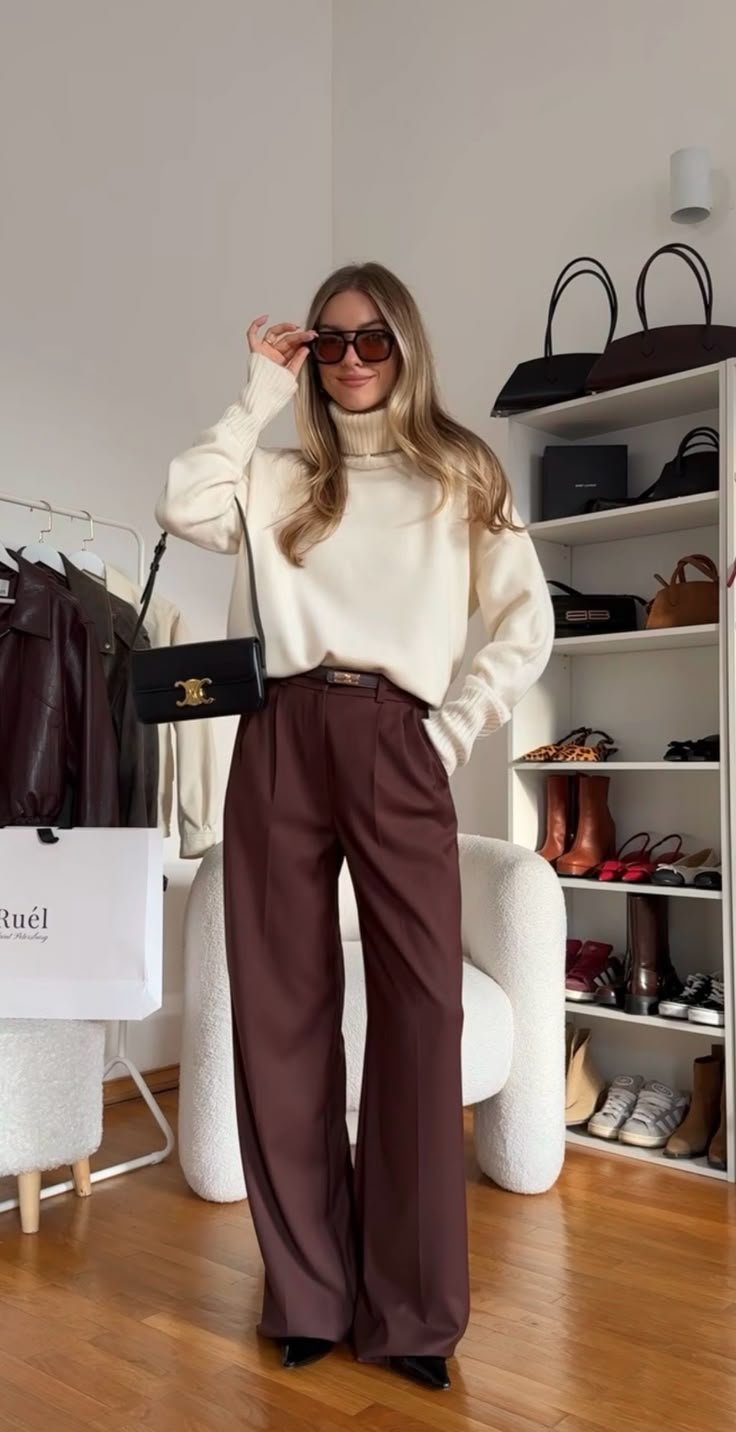 looks com calça marrom e camiseta gráfica