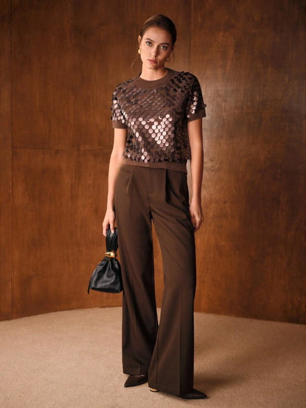 looks com calça marrom e estampa de onça