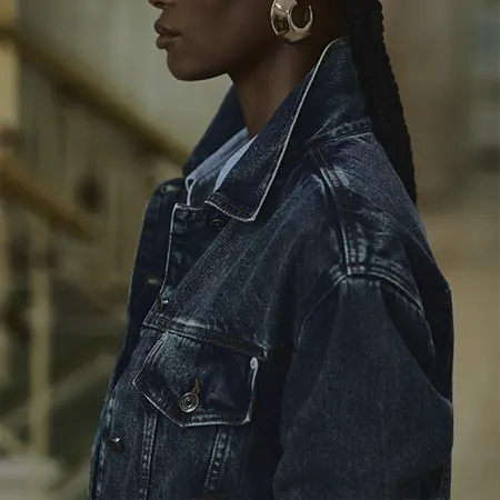 Jaqueta Jeans Feminina: 7 Looks Essenciais para o Dia a Dia e Noite