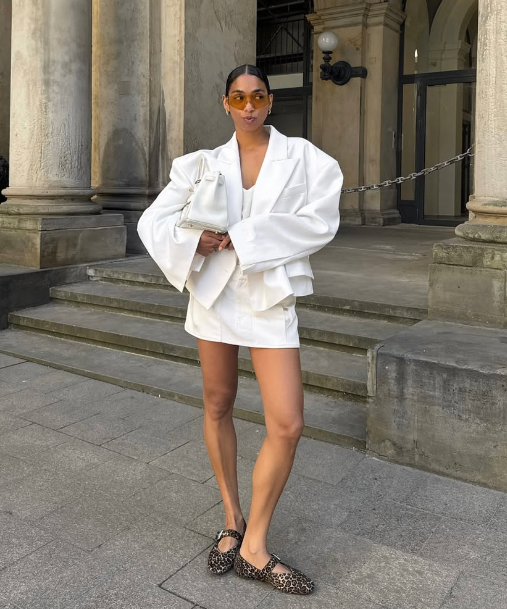 5 ideias de títulos:
1. Saia Branca: Guia Completo de Estilos e Combinações
2. 7 Looks Incríveis com Saia Branca para Arrasar em Qualquer Ocasião
3. Saia Midi Branca: A Peça Chave que Transforma seu Guarda-Roupa
4. Do Casual ao Sofisticado: Como Usar a Saia Branca em Diferentes Estilos
5. Tendências de Saia Branca: Descubra os Modelos Mais Desejados