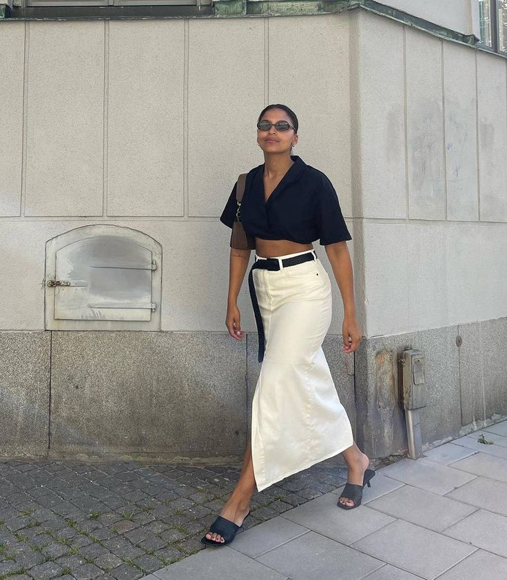 5 ideias de títulos:
1. Saia Branca: Guia Completo de Estilos e Combinações
2. 7 Looks Incríveis com Saia Branca para Arrasar em Qualquer Ocasião
3. Saia Midi Branca: A Peça Chave que Transforma seu Guarda-Roupa
4. Do Casual ao Sofisticado: Como Usar a Saia Branca em Diferentes Estilos
5. Tendências de Saia Branca: Descubra os Modelos Mais Desejados