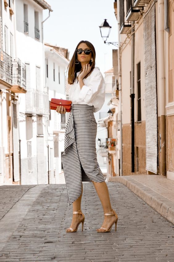 5 ideias de títulos:
1. Saia Branca: Guia Completo de Estilos e Combinações
2. 7 Looks Incríveis com Saia Branca para Arrasar em Qualquer Ocasião
3. Saia Midi Branca: A Peça Chave que Transforma seu Guarda-Roupa
4. Do Casual ao Sofisticado: Como Usar a Saia Branca em Diferentes Estilos
5. Tendências de Saia Branca: Descubra os Modelos Mais Desejados