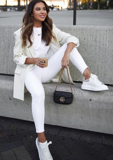 tênis branco com jeans