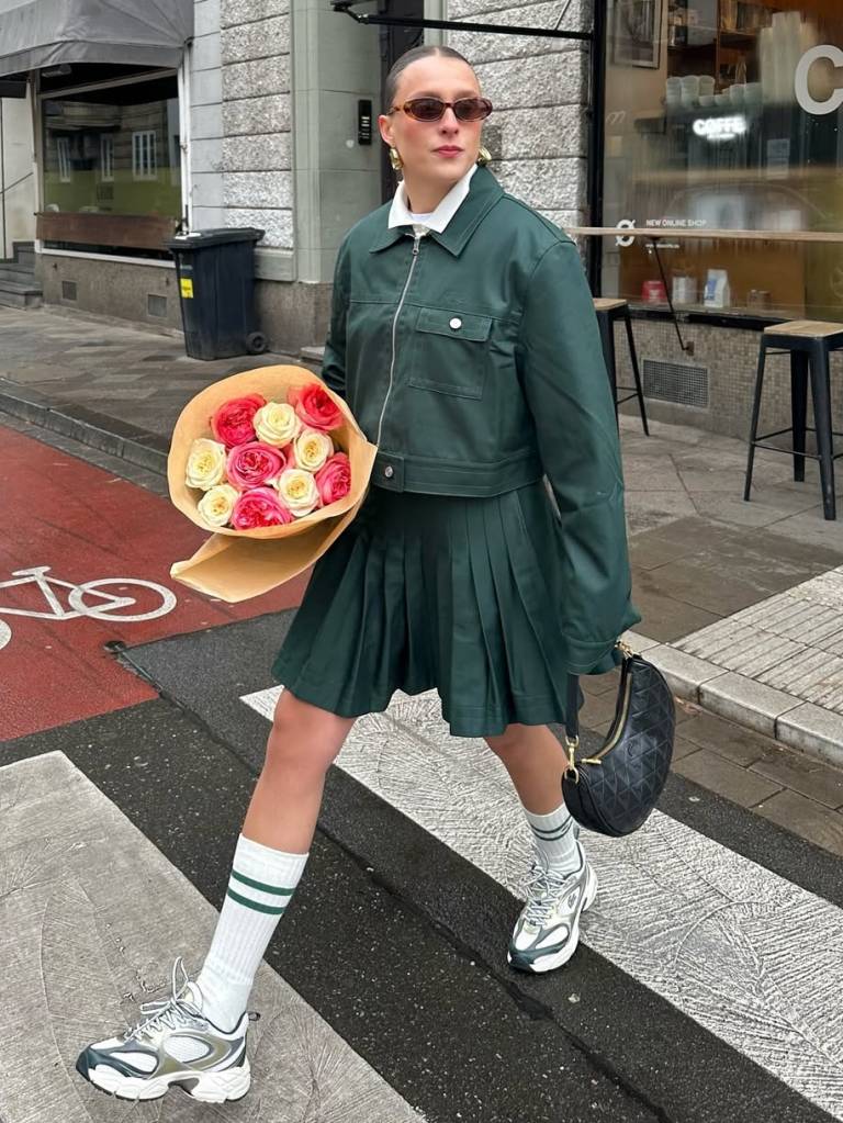 Tênis esportivo e saias: A combinação inesperada que funciona