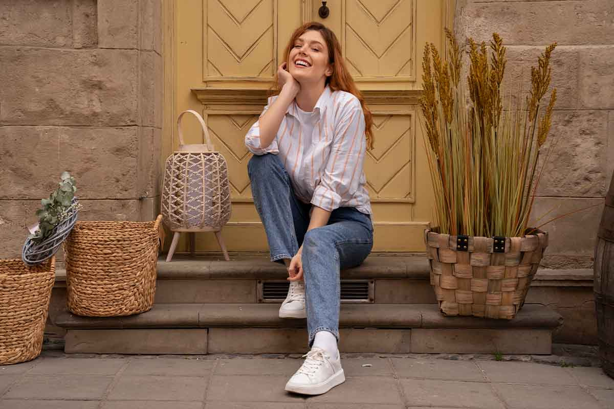 O poder do contraste: Tênis esportivo em looks femininos