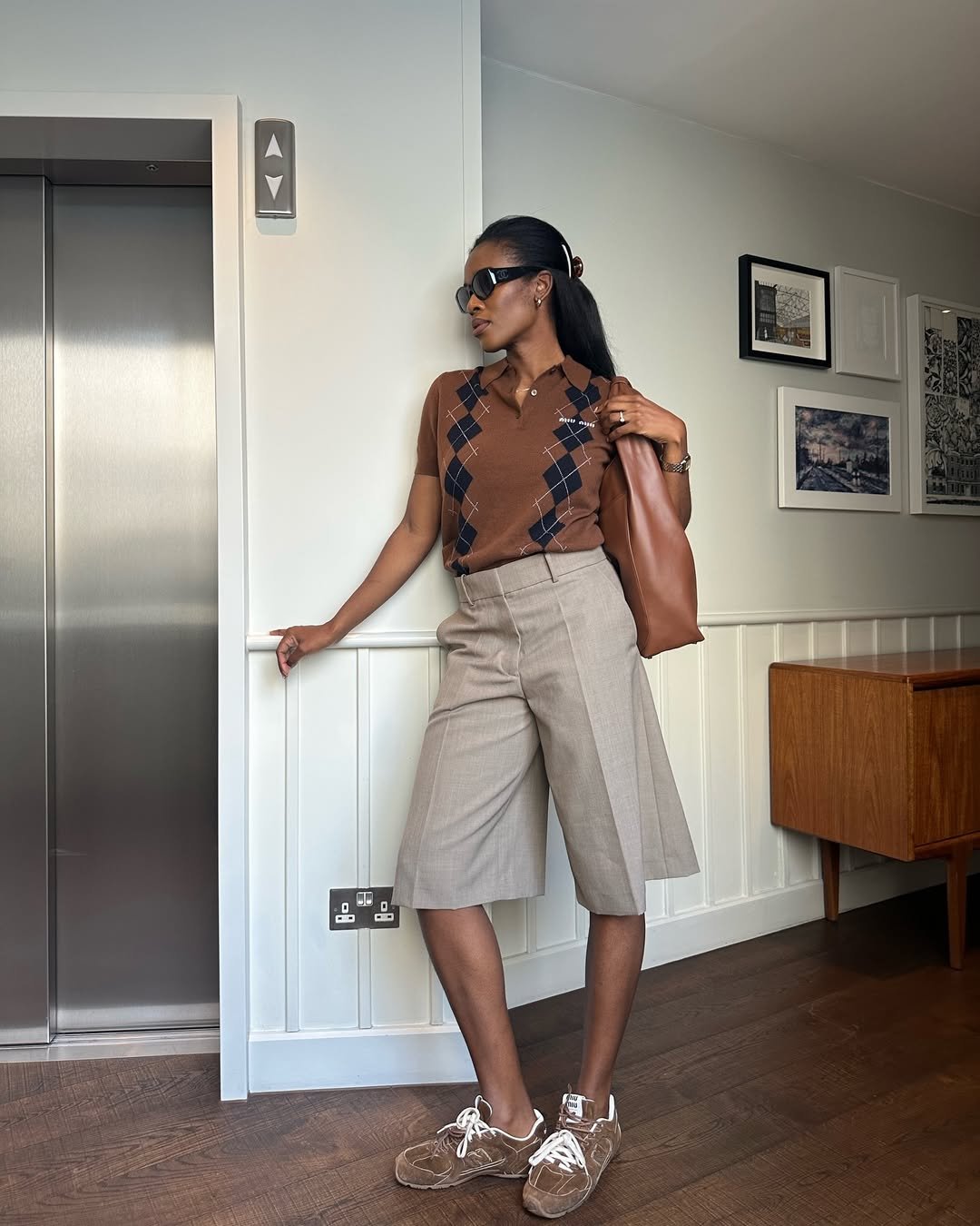 looks com tênis marrom masculino