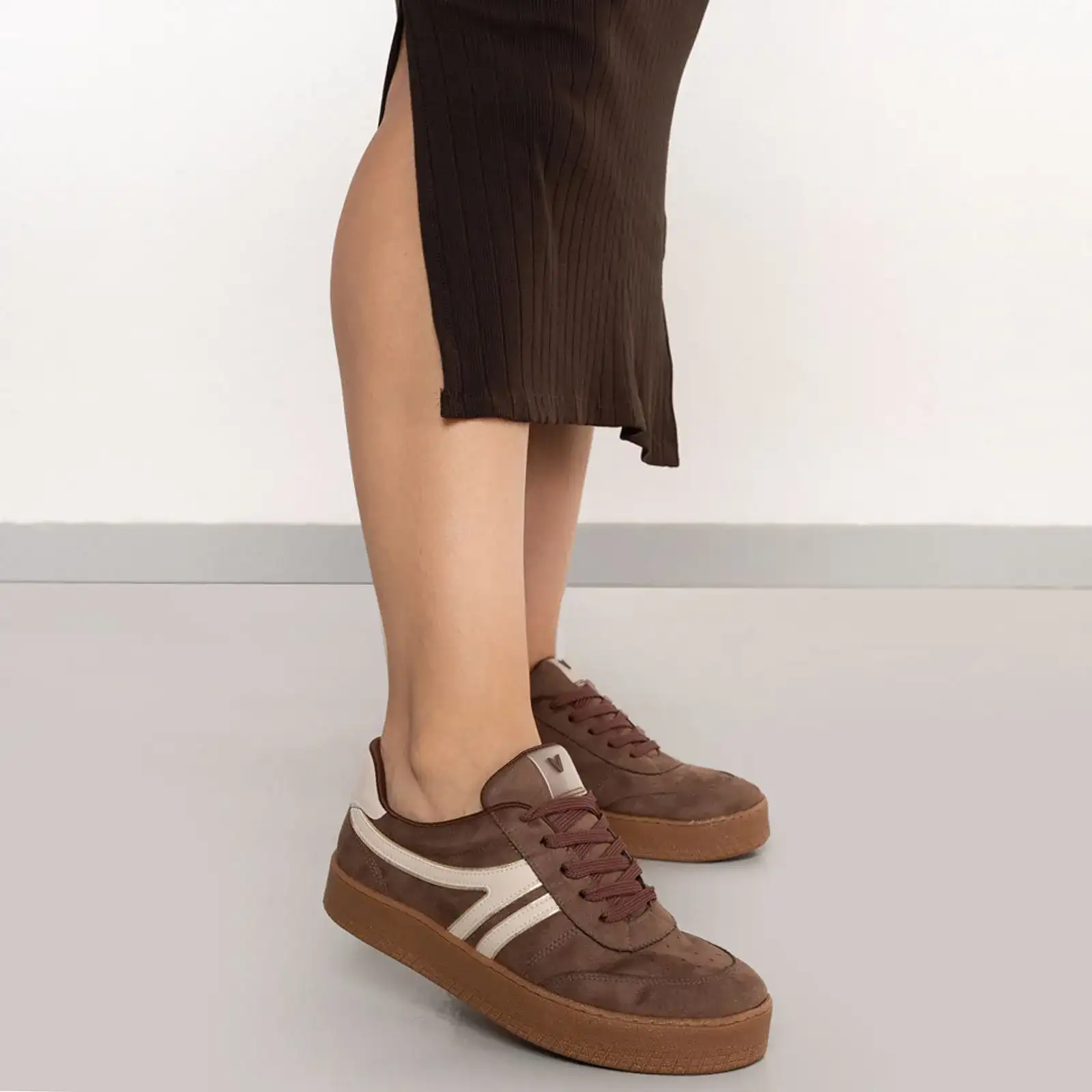 tenis marrom elegante
