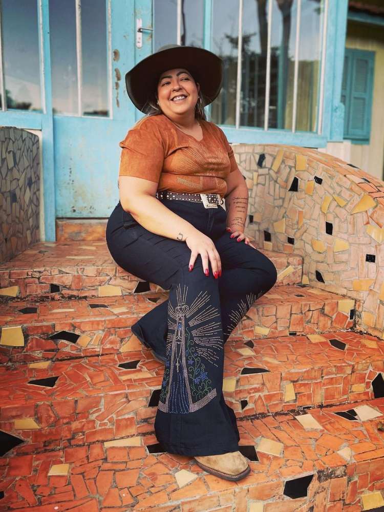 looks country com bota e chapéu