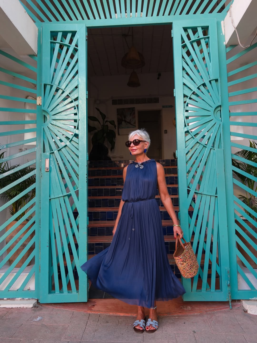 5 ideias de títulos:
1. Verão 2026: As Tendências Que Vão Dominar Seu Guarda-Roupa
2. Leveza e Estilo: Como Usar Tecidos Naturais no Verão 2026
3. Transparência e Assimetria: Os Detalhes Que Definem o Verão 2026
4. Dicas Essenciais para Looks Frescos e Elegantes no Calor
5. Franjas e Movimento: A Tendência Que Vai Dar Vida aos Seus Looks de Verão