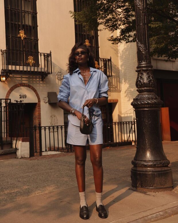 5 ideias de títulos:
1. Verão 2026: As Tendências Que Vão Dominar Seu Guarda-Roupa
2. Leveza e Estilo: Como Usar Tecidos Naturais no Verão 2026
3. Transparência e Assimetria: Os Detalhes Que Definem o Verão 2026
4. Dicas Essenciais para Looks Frescos e Elegantes no Calor
5. Franjas e Movimento: A Tendência Que Vai Dar Vida aos Seus Looks de Verão