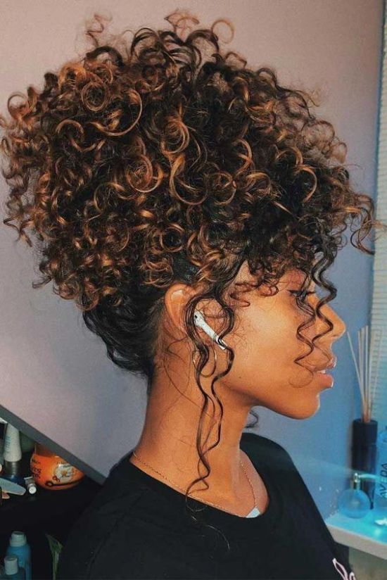 cabelo cacheado com mechas naturais