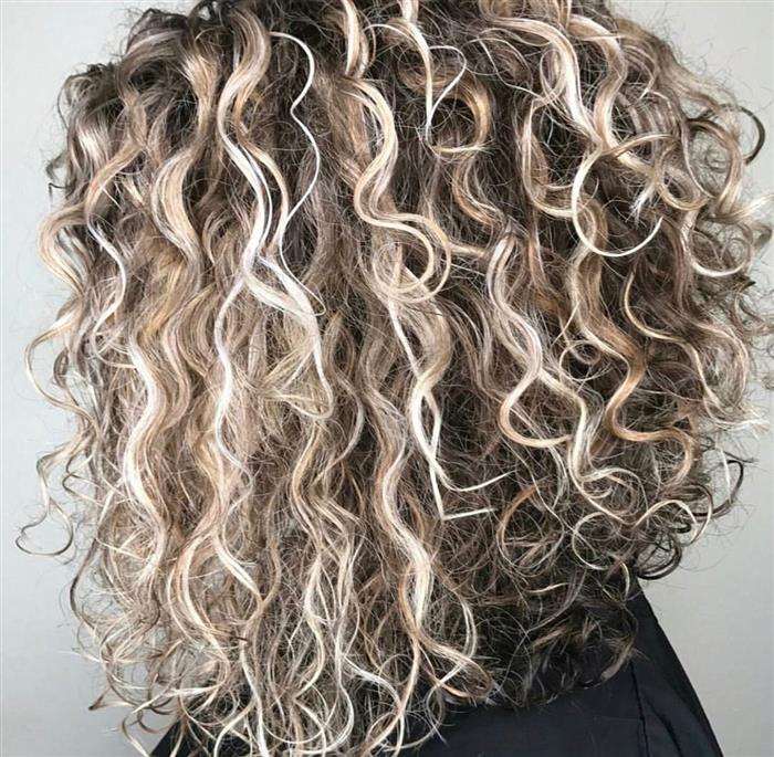 transformação cabelo cacheado com luzes